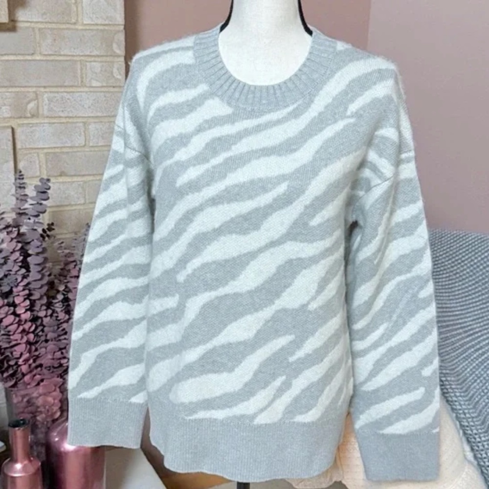 EVERLANE The Alpaca Tiger Jacquard Crewneck Sweater - Gray & White